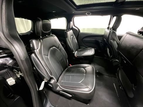 Used 2025 Chrysler Pacifica Limited FWD image 16