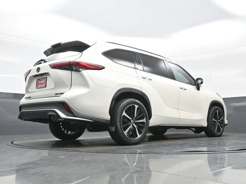 Used 2021 Toyota Highlander XSE AWD/4WD image 33