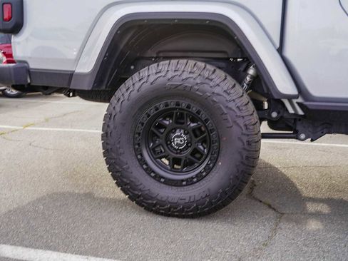 Used 2024 Jeep Gladiator Sport image 11