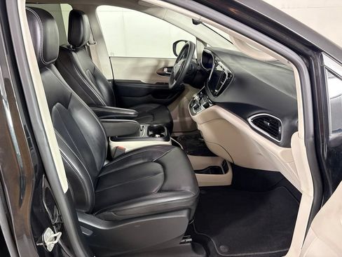 Used 2023 Chrysler Pacifica Touring-L FWD image 15