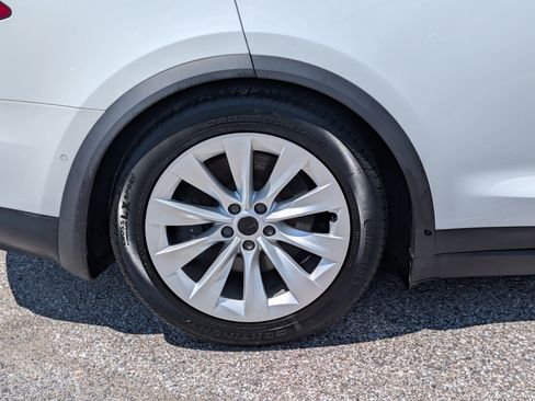 Used 2018 Tesla Model X 75D AWD/4WD image 10