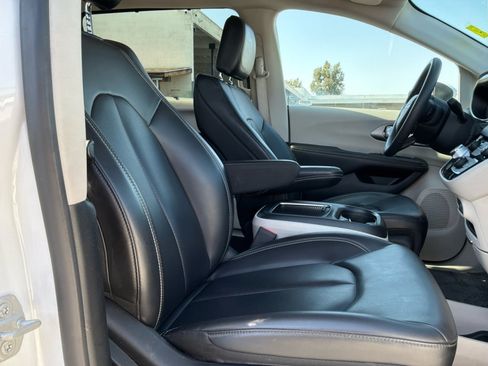 Used 2023 Chrysler Pacifica Touring-L FWD image 20
