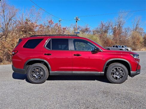 Certified 2025 Honda Pilot TrailSport image 7