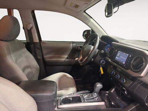 Used 2016 Toyota Tacoma SR5 w/ Exterior Package RWD image 16