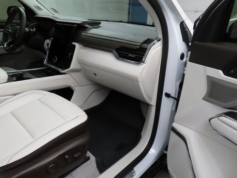 Used 2025 GMC Acadia Denali image 34