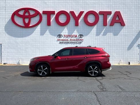 Used 2022 Toyota Highlander XSE FWD image 4