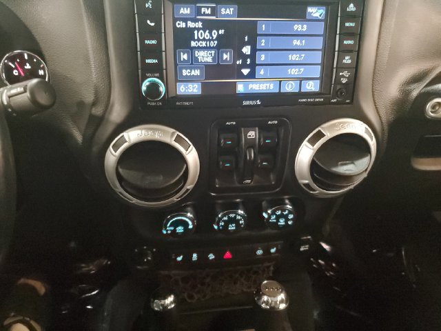 Used 2018 Jeep Wrangler Unlimited Sahara w/ Connectivity Group AWD/4WD image 18