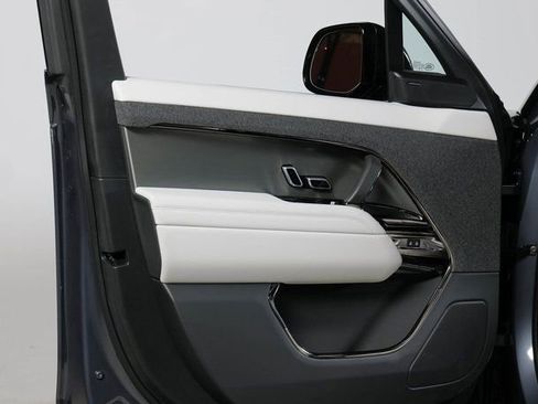 Used 2025 Land Rover Range Rover Sport image 18