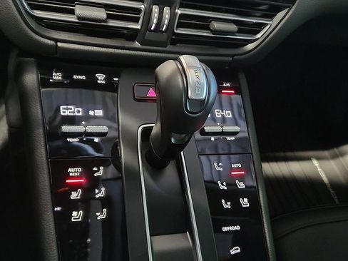 Certified 2026 Porsche Macan AWD/4WD image 16