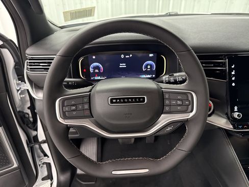 Used 2025 Jeep Wagoneer 2WD image 23