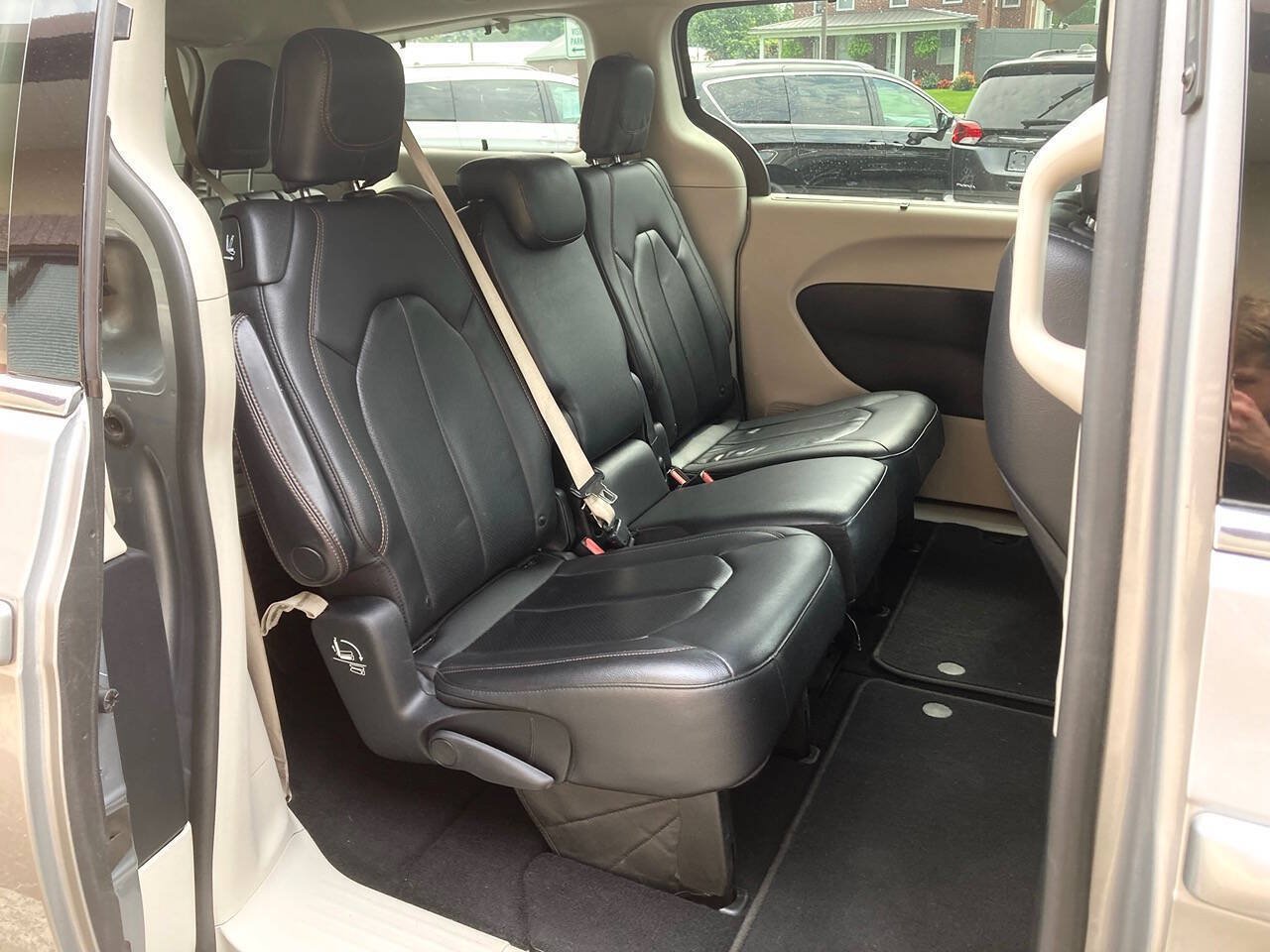 Used 2020 Chrysler Pacifica Touring-L FWD image 10