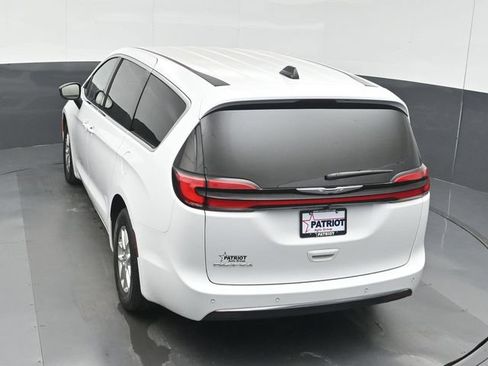 Used 2026 Chrysler Pacifica Select FWD image 36