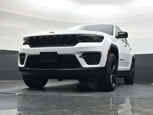 Used 2023 Jeep Grand Cherokee Altitude AWD/4WD image 41