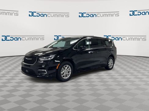 Used 2024 Chrysler Pacifica Touring-L image 4