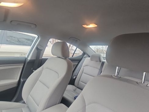 Used 2017 Hyundai Elantra SE w/ Cargo Package image 6