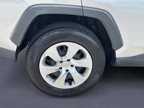 Used 2020 Toyota RAV4 LE FWD image 9