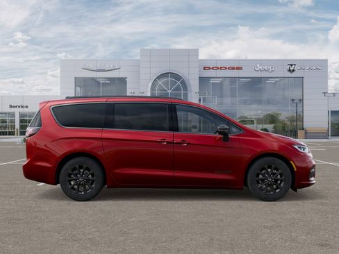 New 2025 Chrysler Pacifica Select w/ Fav Edition Package image 25