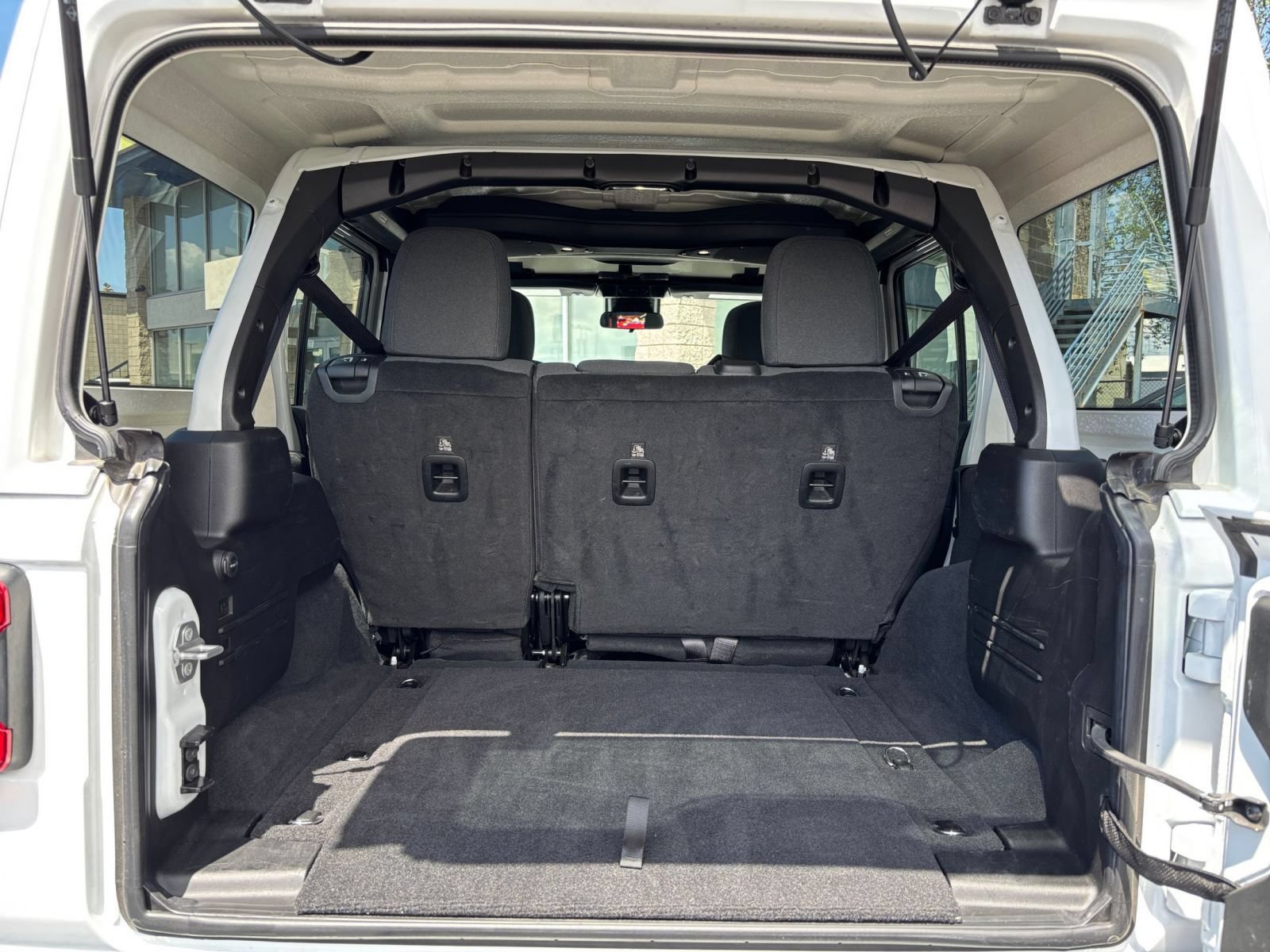 Used 2025 Jeep Wrangler Unlimited Sahara AWD/4WD image 30