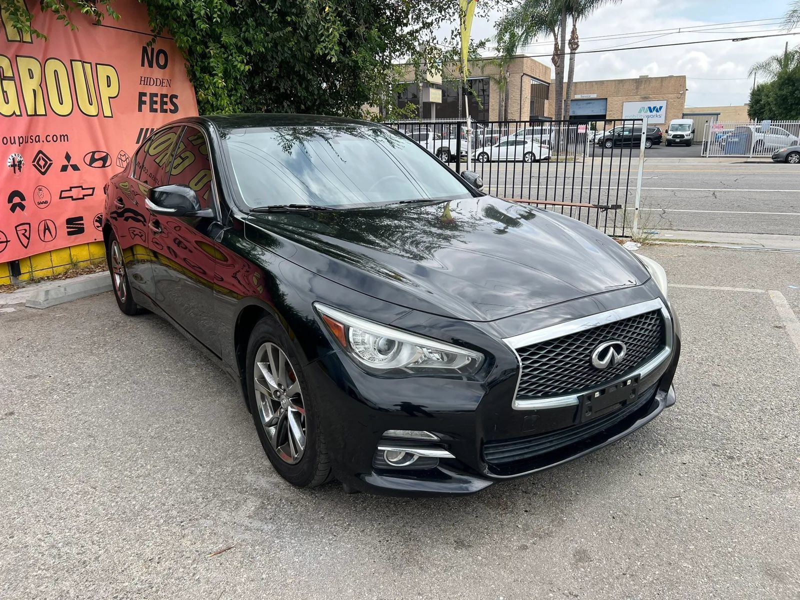 Used 2017 INFINITI Q50 Signature Edition w/ All Weather Package (L93) RWD image 3