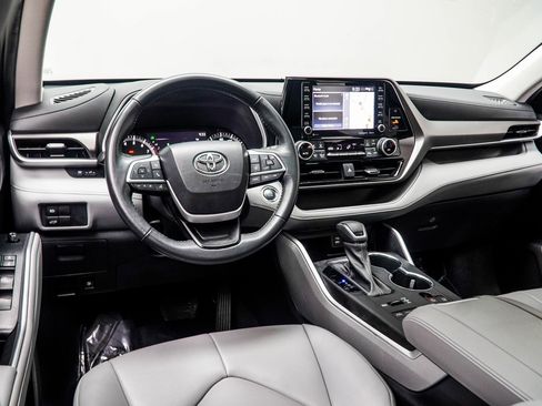 Used 2022 Toyota Highlander XLE image 5