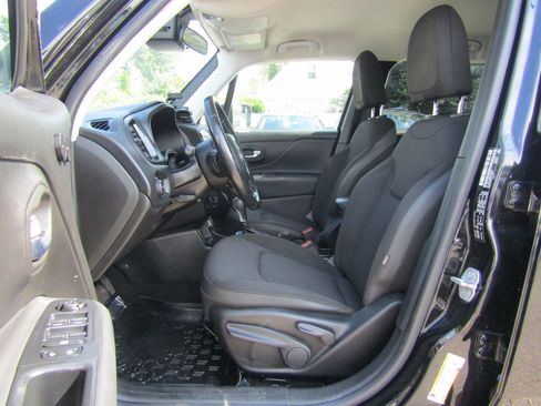 Used 2018 Jeep Renegade Altitude FWD image 12