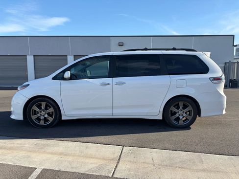 Used 2017 Toyota Sienna SE image 4