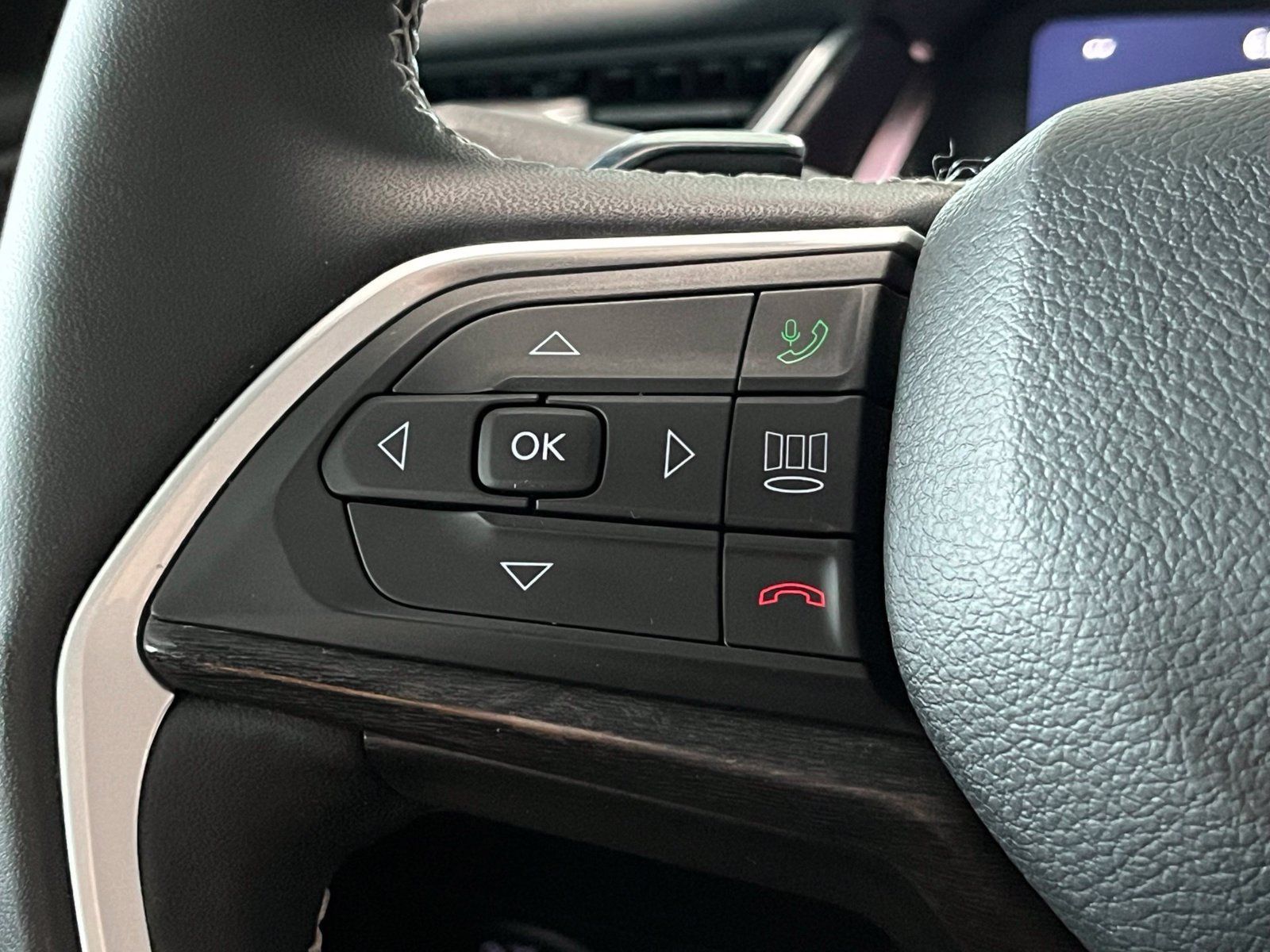 Used 2023 Jeep Grand Cherokee Limited AWD/4WD image 33