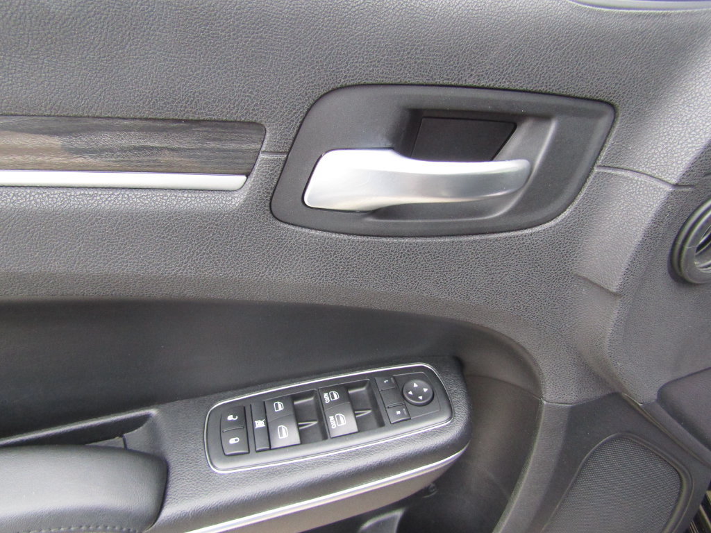 Used 2017 Chrysler 300 Limited RWD image 18