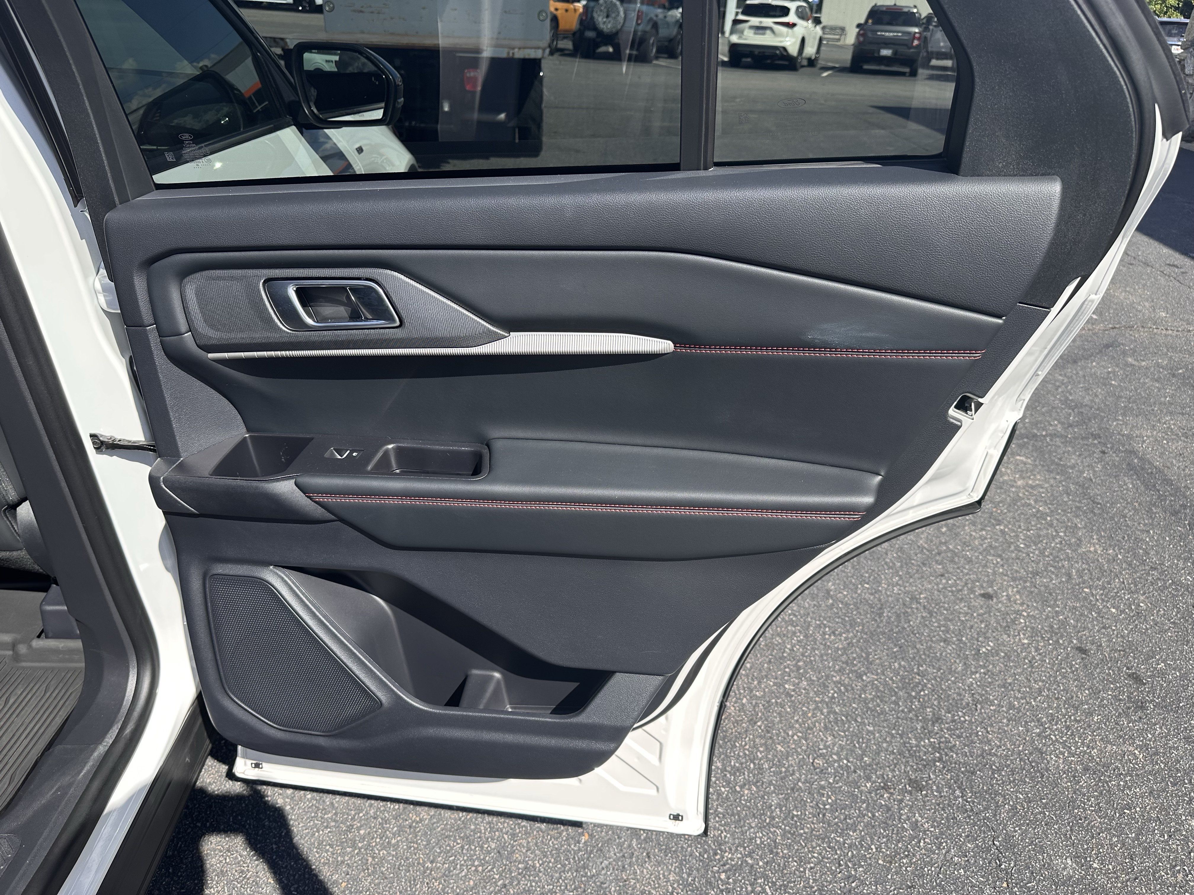 Used 2026 Ford Explorer ST-Line w/ ST-Line Street Pack RWD image 19