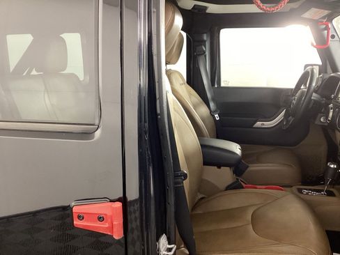Used 2015 Jeep Wrangler Unlimited Rubicon w/ Dual Top Group image 8