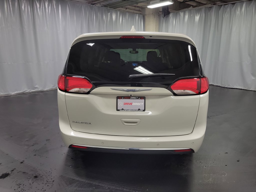 Used 2020 Chrysler Pacifica Touring FWD image 8