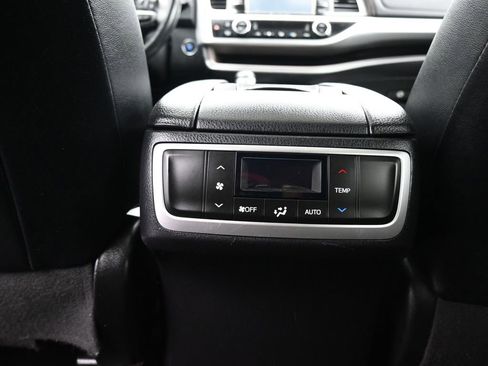 Used 2019 Toyota Highlander XLE image 37
