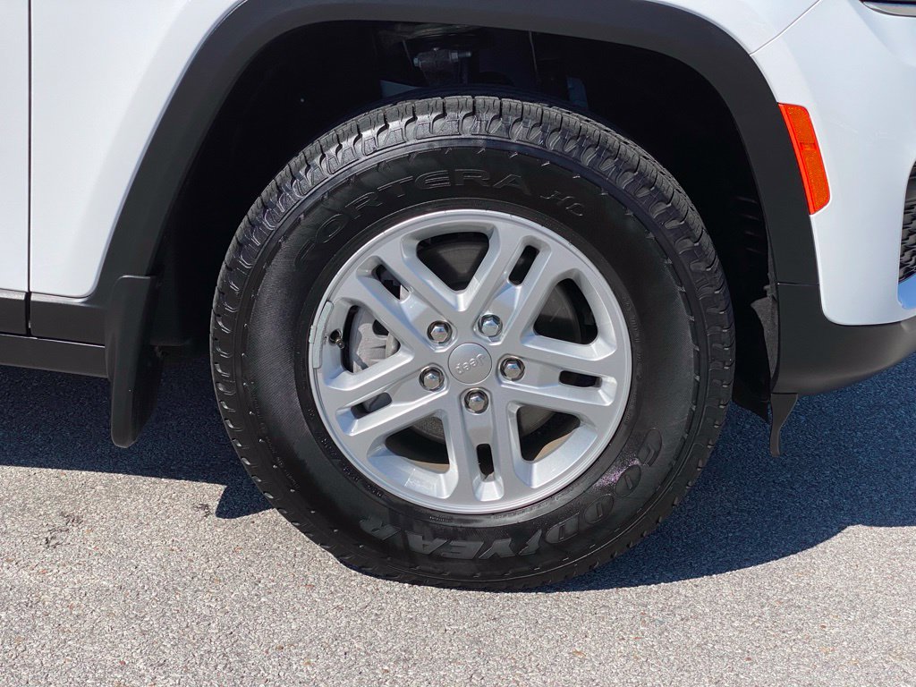 Used 2025 Jeep Grand Cherokee Laredo w/ MOPAR Finishing Package RWD image 31