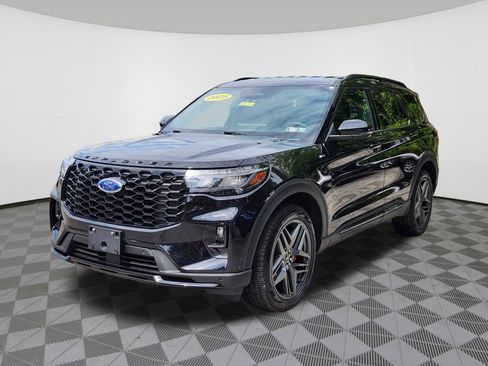 Used 2025 Ford Explorer ST-Line w/ ST-Line Street Pack AWD/4WD image 2