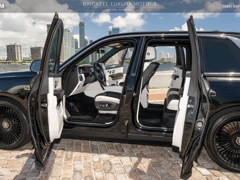 Used 2022 Rolls-Royce Cullinan AWD/4WD image 2