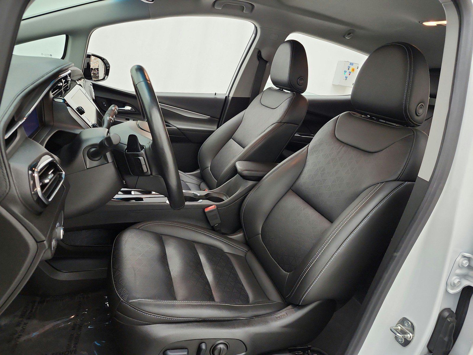Used 2023 Chevrolet Bolt LT w/ Infotainment Package FWD image 10