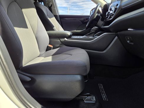 Used 2020 Toyota Highlander LE FWD image 12
