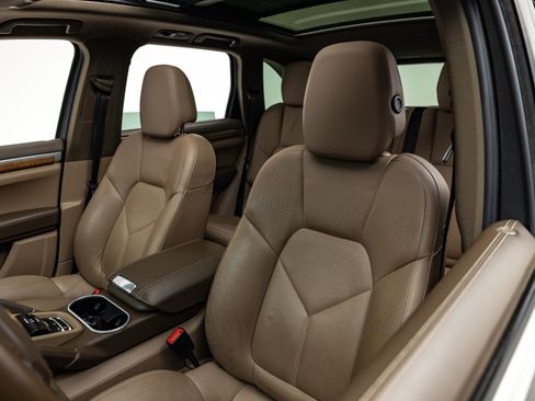 Used 2014 Porsche Cayenne S image 2