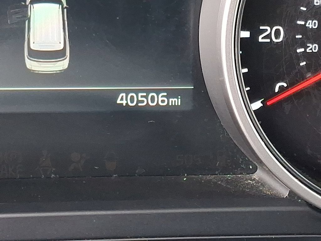 Used 2024 Kia Carnival LX FWD image 20