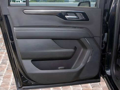 Used 2025 Chevrolet Suburban Z71 image 11