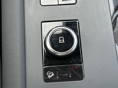 Used 2025 Land Rover Discovery S image 38