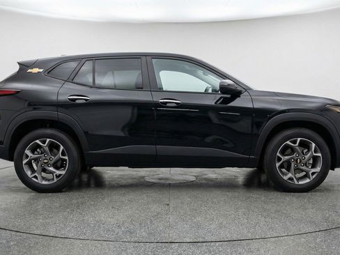 Used 2025 Chevrolet Trax LT image 11