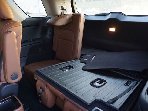 Used 2025 Nissan Pathfinder Platinum image 17