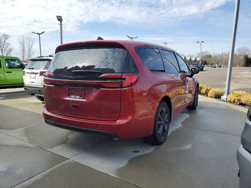 New 2026 Chrysler Pacifica Select image 7