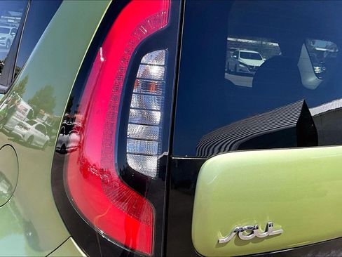 Used 2015 Kia Soul ! FWD image 26