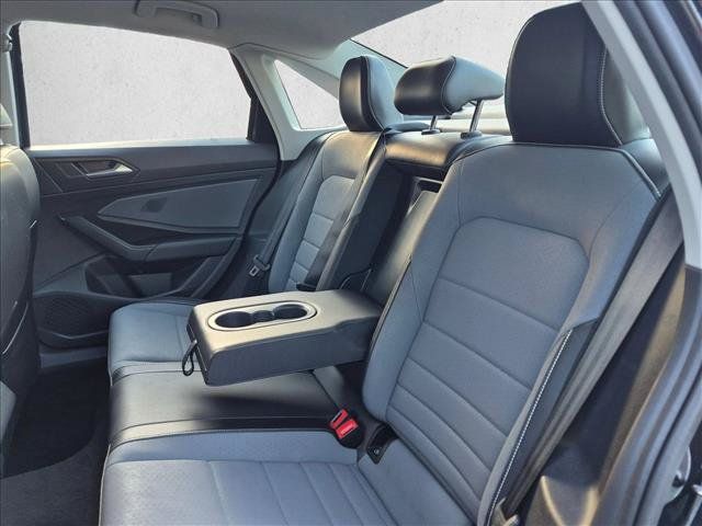 Used 2025 Volkswagen Jetta SE FWD image 17