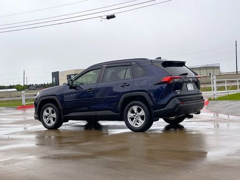 Used 2020 Toyota RAV4 XLE w/ Convenience Package AWD/4WD image 3