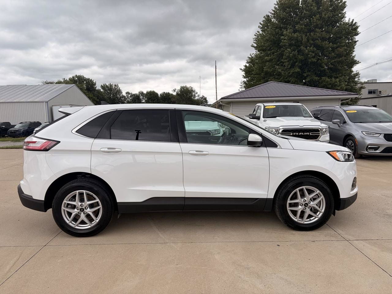 Used 2024 Ford Edge SEL w/ Convenience Package AWD/4WD image 3