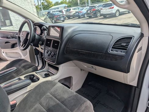 Used 2016 Dodge Grand Caravan SXT FWD image 13