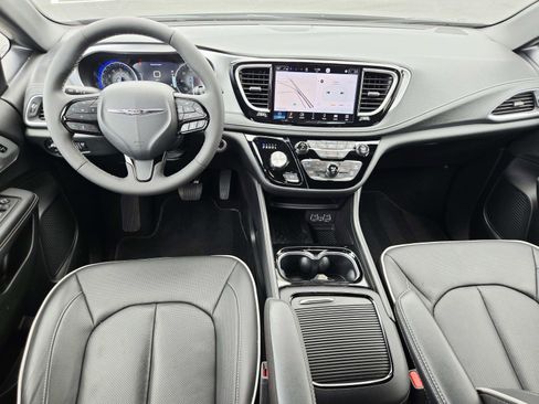 Used 2025 Chrysler Pacifica Limited FWD image 11